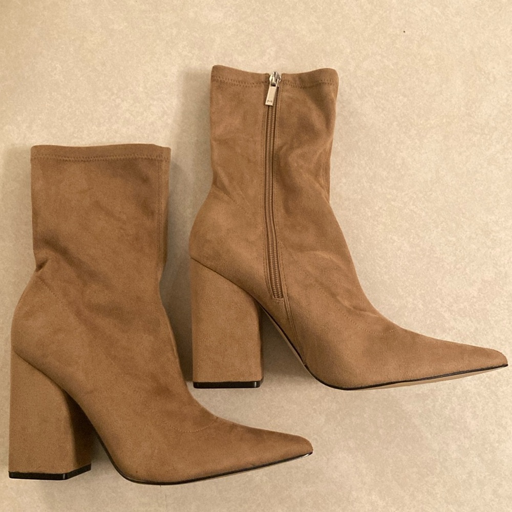 Marc Fisher 10M block heel pointed to boots